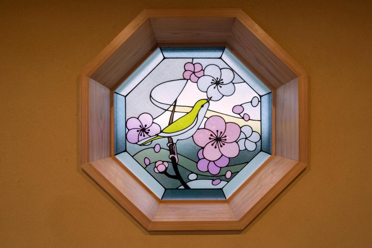 Kyoto Umekoji Kadensho 호텔 외부 사진 A stained glass window in a home